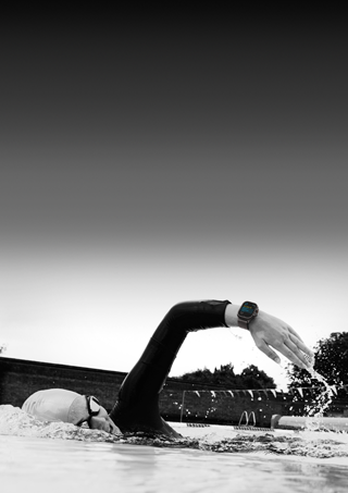 Swimmer tracks workout on Apple Watch Ultra 3